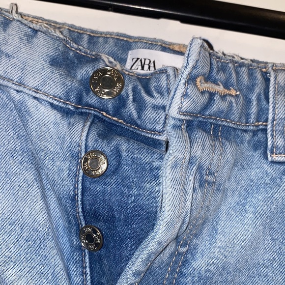 ZARA jeans | RIPPED STRAIGHT JEANS
LIGHT BLUE - REF. 4365/265 - Picture 4 of 10